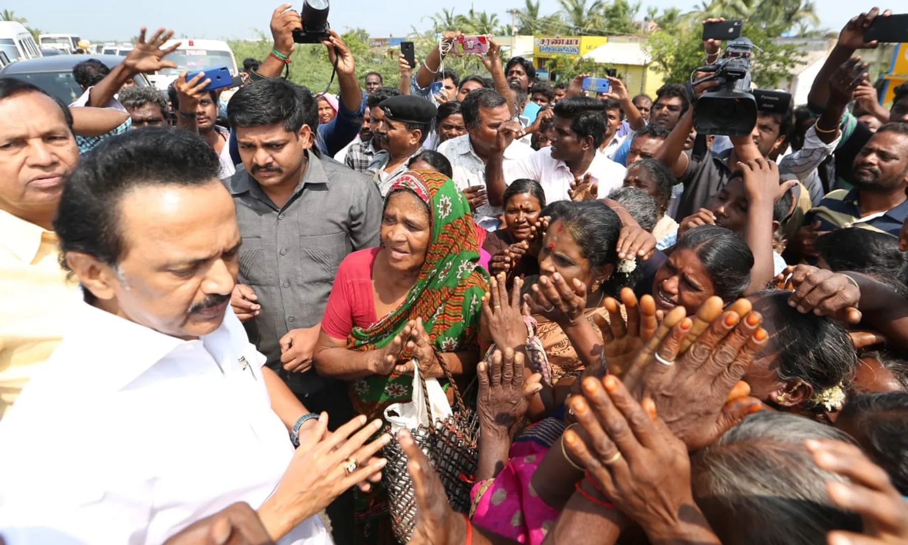 கஜா புயலால் பாதிப்படைந்த பகுதியை ஸ்டாலின் நேரில் சென்று பார்வையிட்டார்  (படங்கள்) 